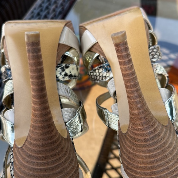 GUESS PLATFORM HEELS - Picture 6 of 10